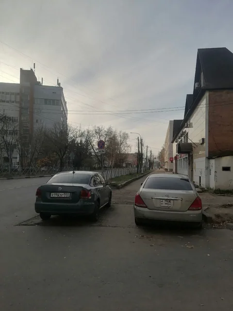 В Солнечногорске автомобили припарковали у края проезжей части рядом со знаком «Остановка запрещена». По словам автора, они затрудняют проход: в плохую погоду и — фото 1