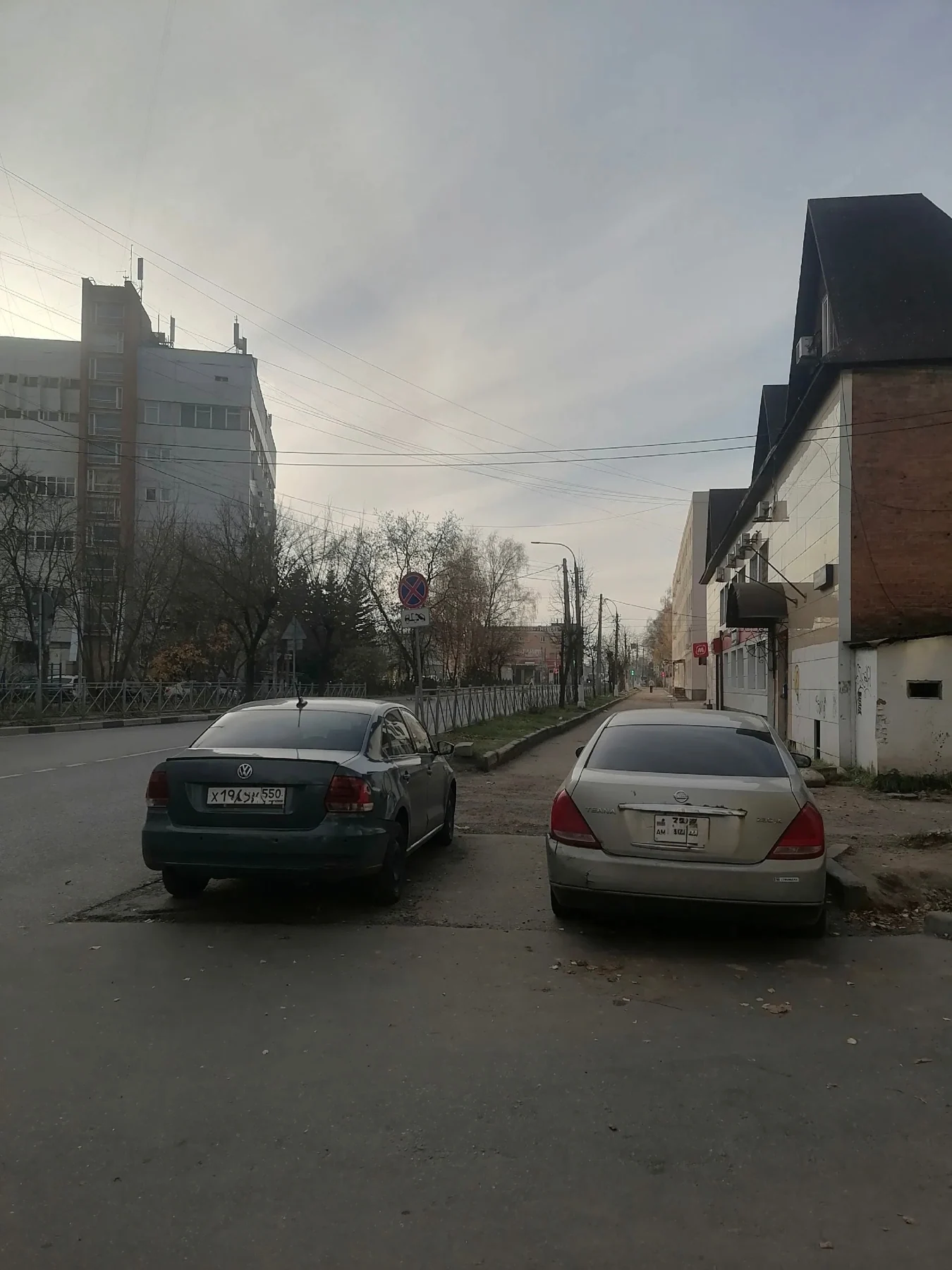 В Солнечногорске автомобили припарковали у края проезжей части рядом со знаком «Остановка запрещена». По словам автора, они затрудняют проход: в плохую погоду и — фото 1