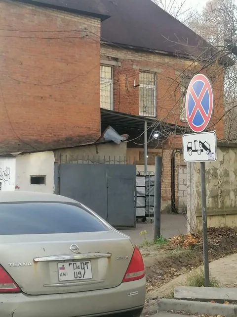 В Солнечногорске автомобили припарковали у края проезжей части рядом со знаком «Остановка запрещена». По словам автора, они затрудняют проход: в плохую погоду и — фото 3