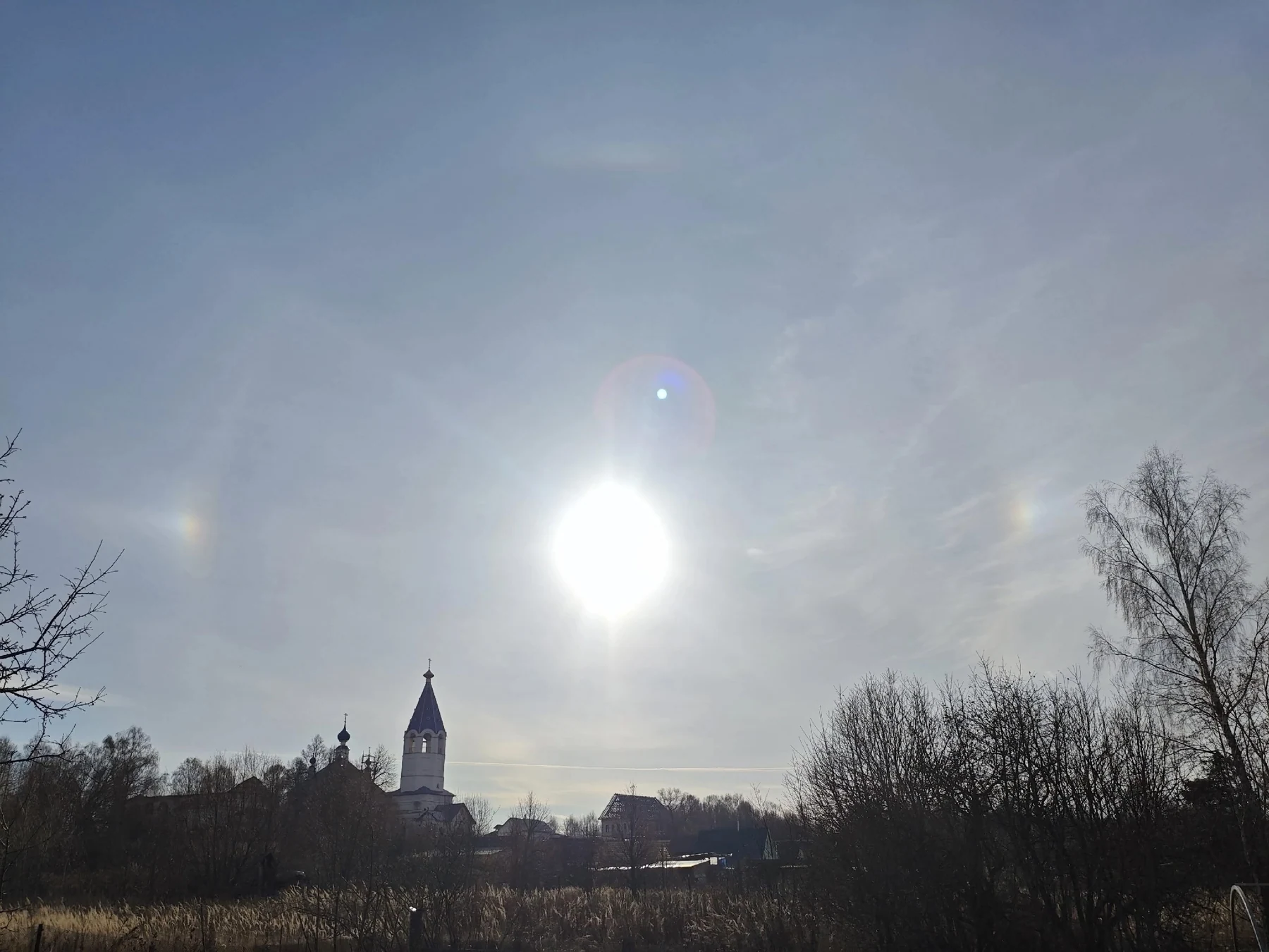 Сегодня над Переславлем-Залесским наблюдали солнечное гало. — фото 1