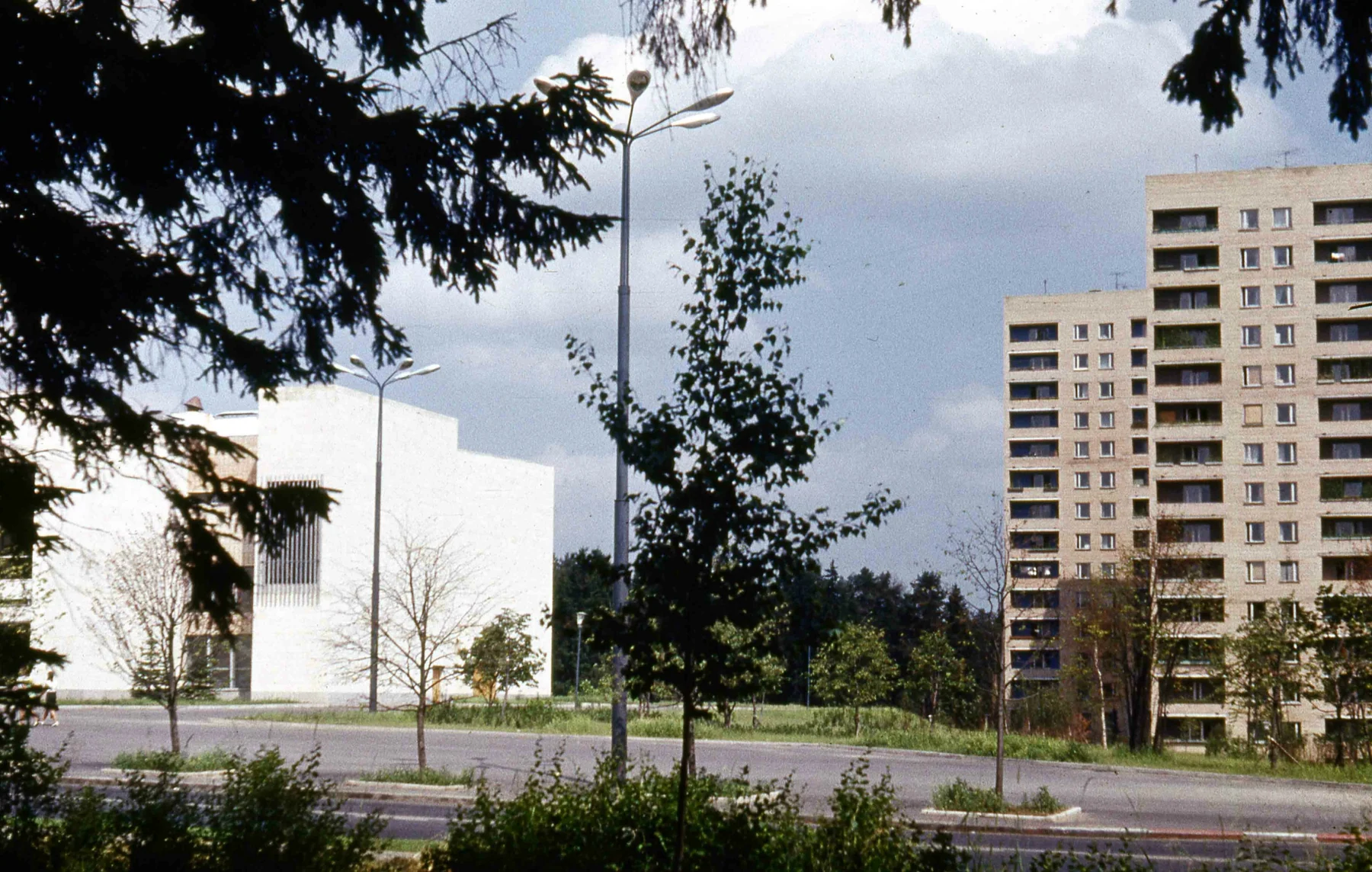 Улица Юности в районе кинотеатра «Эра». Зеленоград, 1972 год. — фото 1