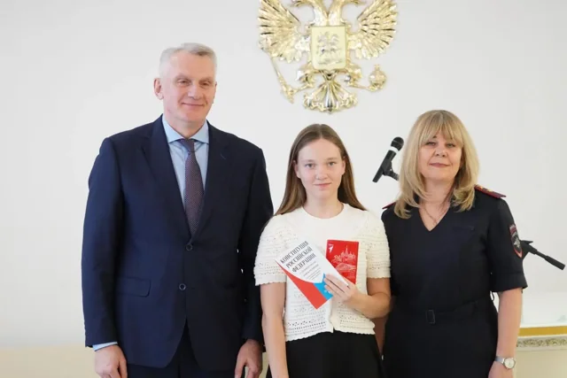 В Сергиево-Посадском ЗАГСе вручили первые паспорта — фото 7