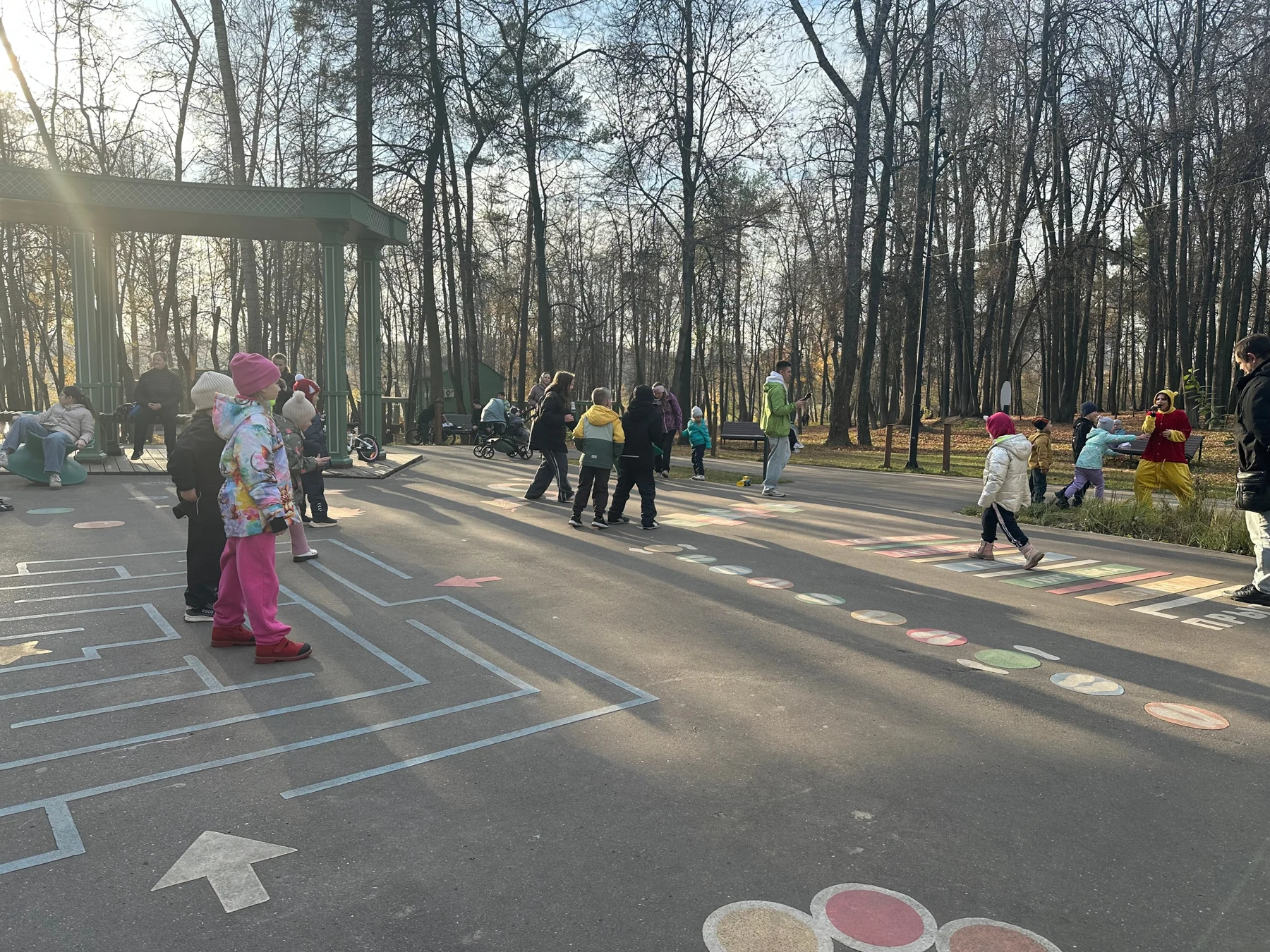 На детской велотрассе Раменского городского парка проходит анимационная программа для детей. — фото 1