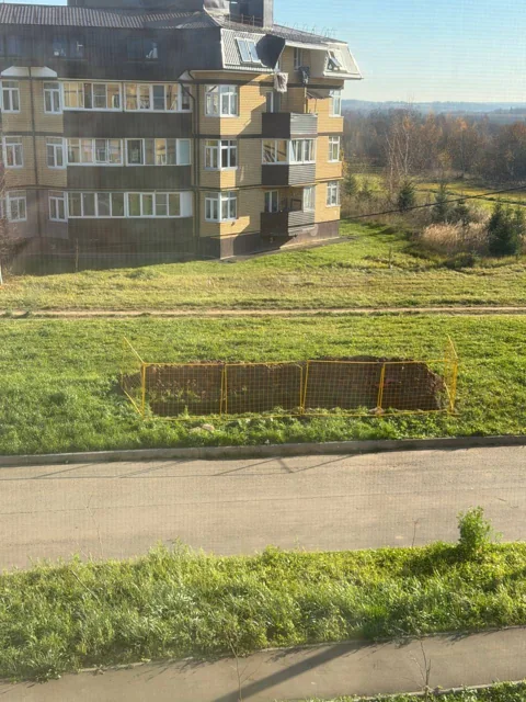 В чате администрации жители попросили разъяснить, какие работы ведутся за домом № 11, корпус 3, на Профсоюзной улице. На фотографии виден ограждённый участок с  — фото 1