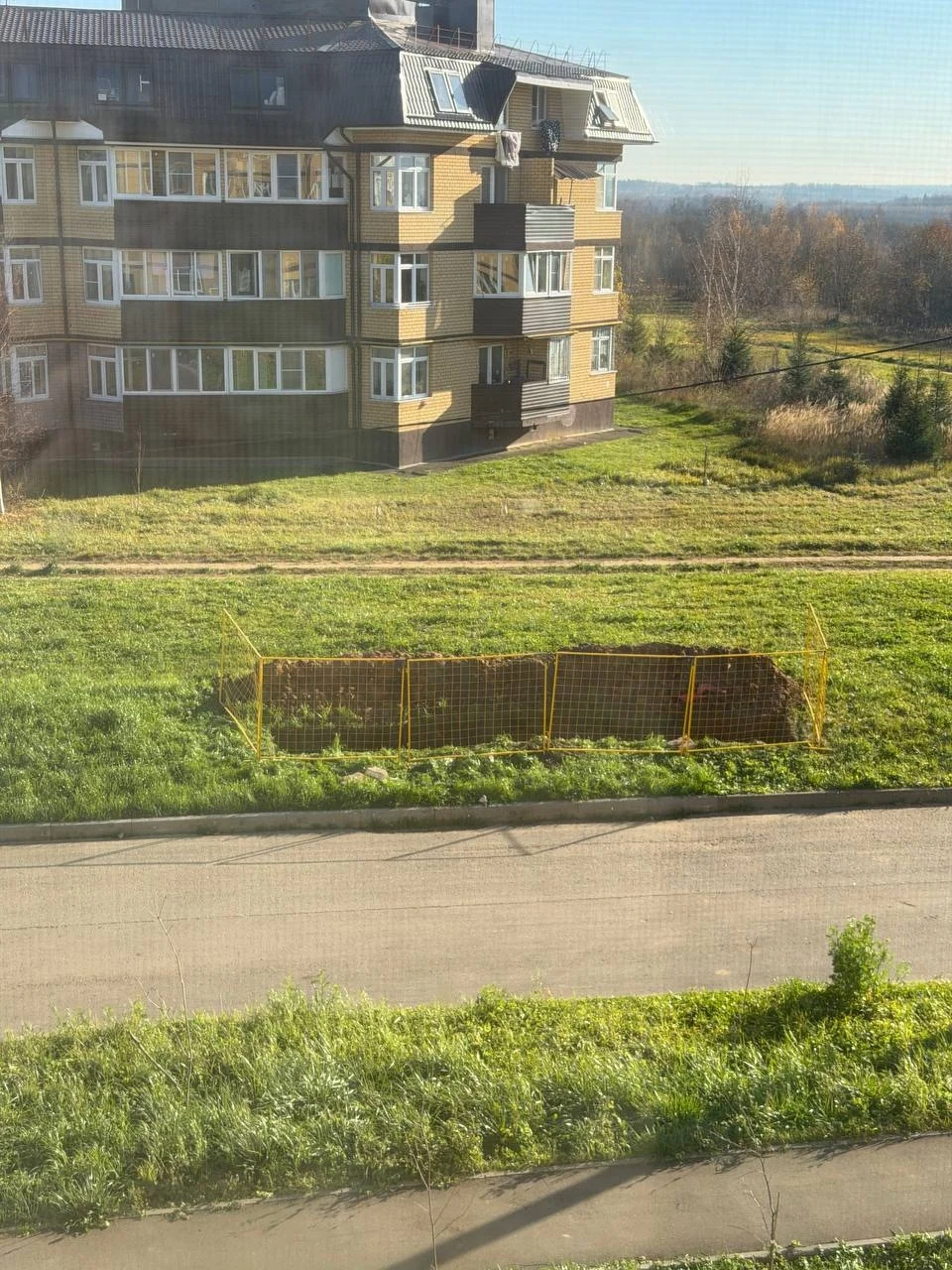 В чате администрации жители попросили разъяснить, какие работы ведутся за домом № 11, корпус 3, на Профсоюзной улице. На фотографии виден ограждённый участок с — фото 1