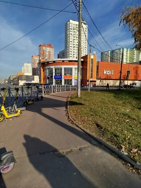 У остановки «ТЦ „Конфитюр“» автор публикации пожаловался на режим работы светофоров. По его наблюдениям, переходящим от торгового центра приходится около двух м — фото 1