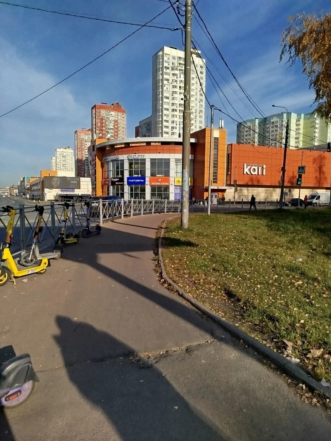 У остановки «ТЦ „Конфитюр“» автор публикации пожаловался на режим работы светофоров. По его наблюдениям, переходящим от торгового центра приходится около двух м — фото 1