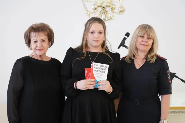 В Сергиево-Посадском ЗАГСе вручили первые паспорта — фото 3