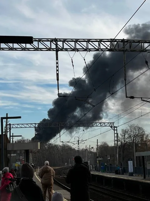 В районе Водников, возле гаражей, произошёл пожар. — фото 1
