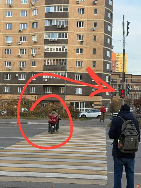 В Долгопрудном на пешеходном переходе сфотографировали курьера на двухколёсном транспорте. В момент съёмки пешеходный светофор показывал красный сигнал. — фото 1