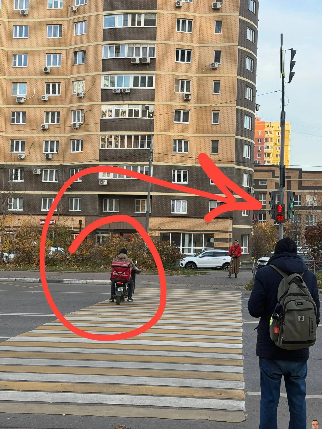 В Долгопрудном на пешеходном переходе сфотографировали курьера на двухколёсном транспорте. В момент съёмки пешеходный светофор показывал красный сигнал. — фото 1