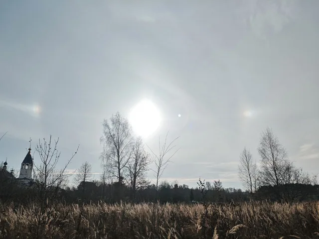 Сегодня над Переславлем-Залесским наблюдали солнечное гало. — фото 2