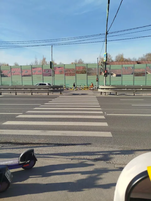 У остановки «ТЦ „Конфитюр“» автор публикации пожаловался на режим работы светофоров. По его наблюдениям, переходящим от торгового центра приходится около двух м — фото 2