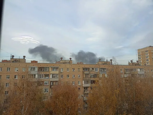 Над Долгопрудным виден густой тёмный дым. Автор публикации предполагает, что его источник находится в районе ТЦ «Полёт». Точное место и причина пока неизвестны. — фото 1