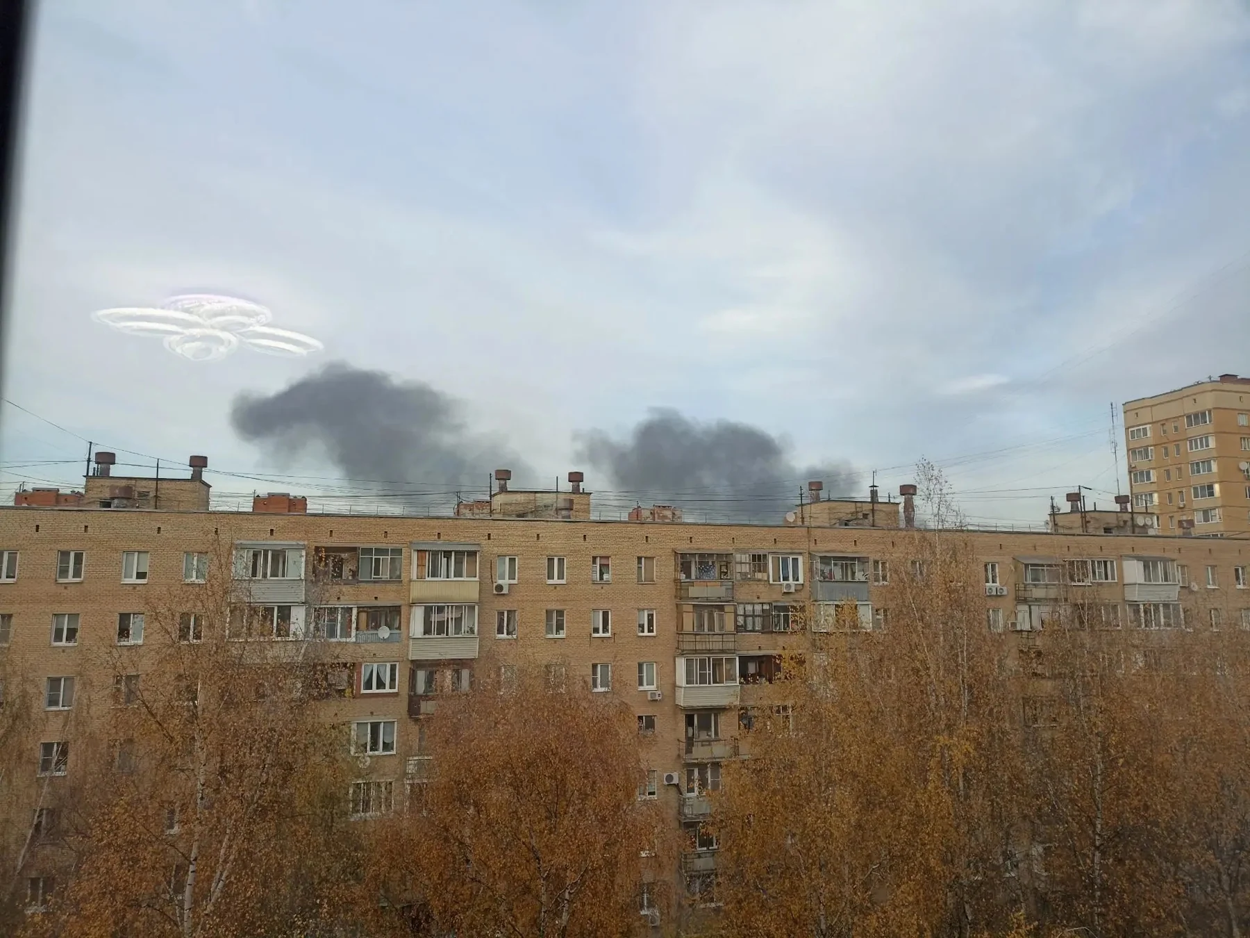 Над Долгопрудным виден густой тёмный дым. Автор публикации предполагает, что его источник находится в районе ТЦ «Полёт». Точное место и причина пока неизвестны. — фото 1